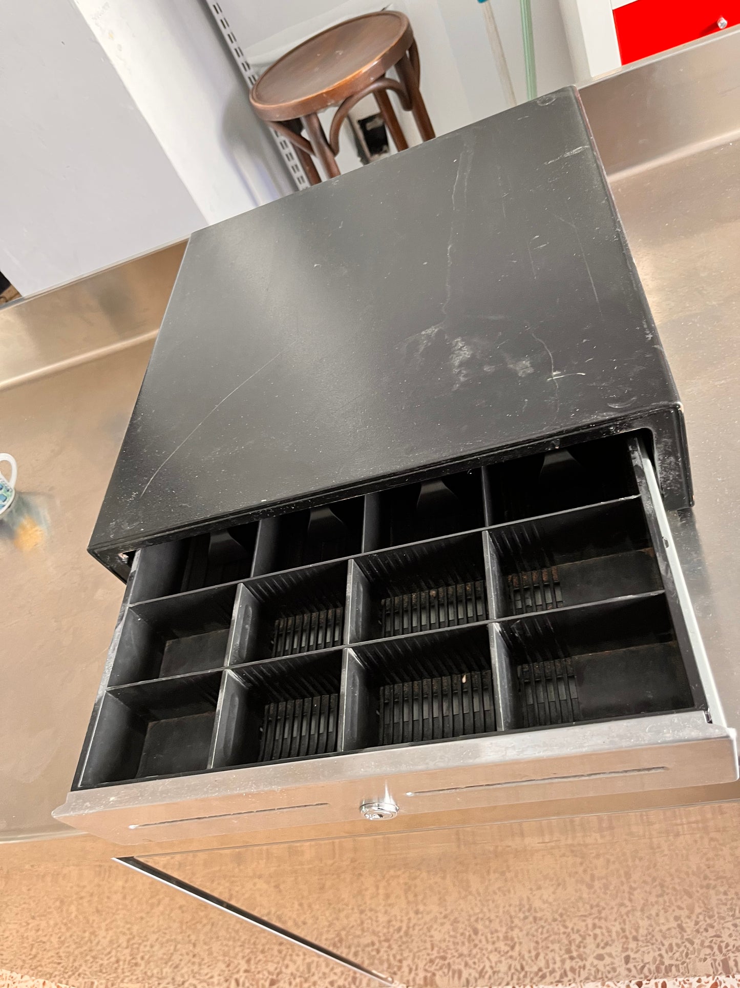 Cajón portamonedas sin llave